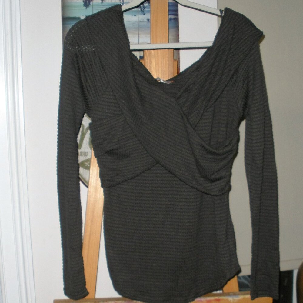 Free People Classy off the shoulder lightweight top SZ L